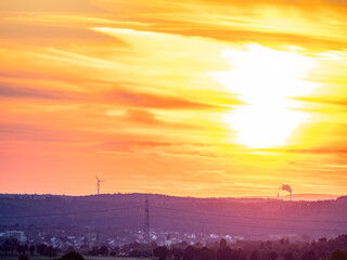 Wolkenhimmel bei Sonnenuntergang