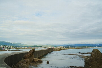 曇り空と海岸と防波堤