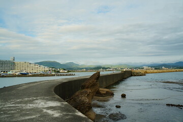 曇り空と海岸と防波堤