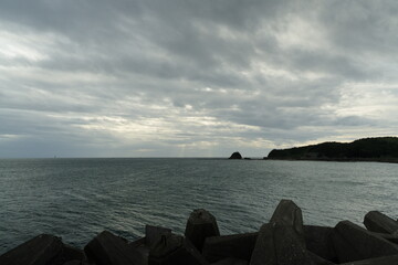 防波堤から見る海と海岸線