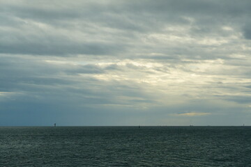 曇った日の海の景色