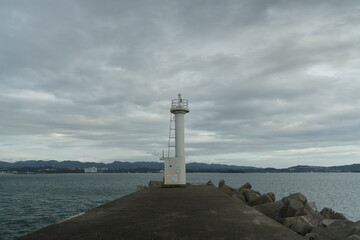 海と灯台の風景