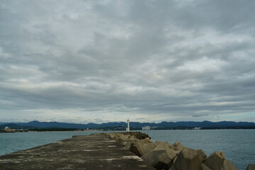 海と灯台の風景