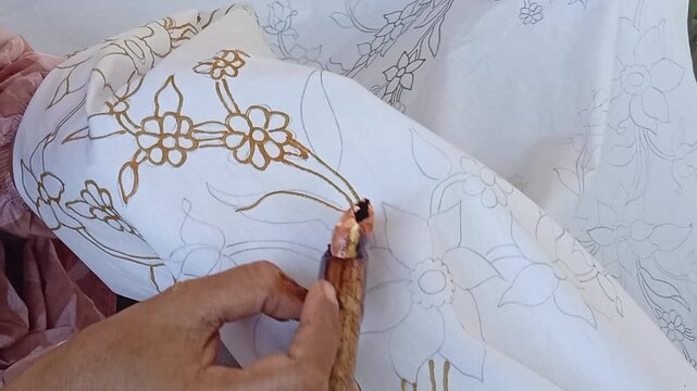 hand holding a canting