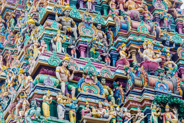 India Chennai’s Kapaleeshwarar Temple features a 40m-tall entrance gopuram, lavishly decorated with vibrant sculptures, a hallmark of Dravidian architecture