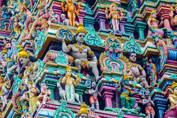 India Chennai’s Kapaleeshwarar Temple features a 40m-tall entrance gopuram, lavishly decorated with vibrant sculptures, a hallmark of Dravidian architecture