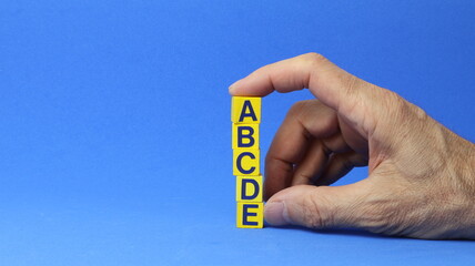 Blocchi di legno con le lettere A, B, C, D, E. Concetto di priorità e gestione delle attività....