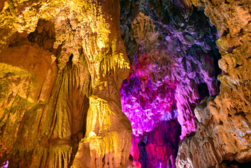 Stalaktiten und Stalagmiten in der Perama-H&ouml;hle bei Ionnina, Epirus (Griechenland)