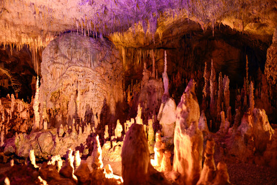 Stalaktiten und Stalagmiten in der Perama-H&ouml;hle bei Ionnina, Epirus (Griechenland)