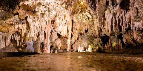 Stalaktiten und Stalagmiten in der Perama-Höhle bei Ionnina, Epirus (Griechenland)