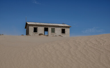 Maison abandonnée dans le désert à Kolmanskop