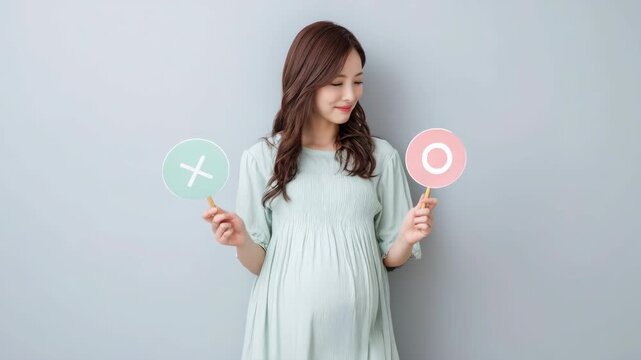 悩んだ末に&times;の札を出す妊婦