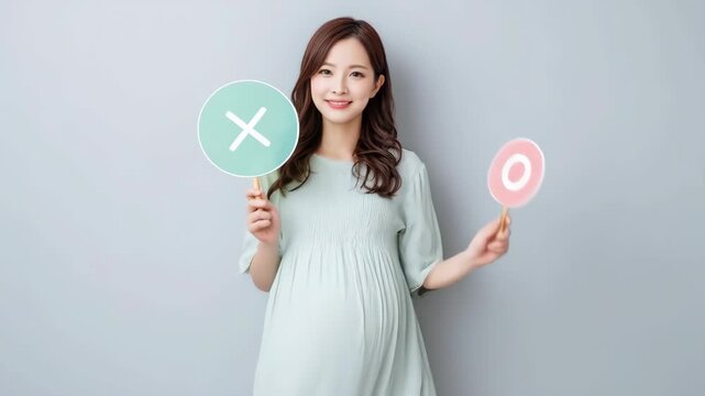 不正解のバツを提示する妊娠中の女性