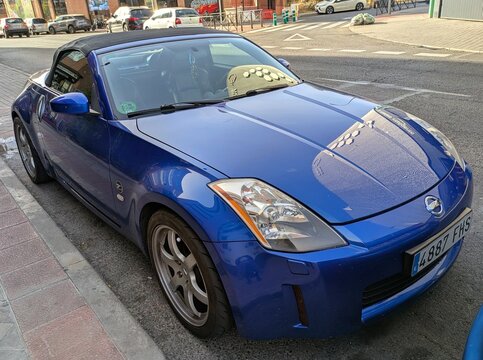 Autom&oacute;vil deportivo Nissan 350Z descapotable aparcado en una calle de Madrid, Espa&ntilde;a, 3 de octubre de 2025	