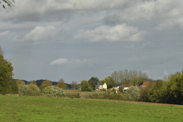 Obraz premium Ciel gris au dessus d'un paysage rural en automne à Écaussinnes-d'Enghien (Soignies)