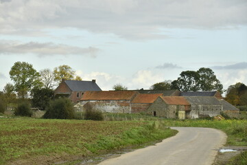 Obraz premium Ferme abandonnée sous un ciel gris d'automne à Écaussinnes-d'Enghien (Soignies)
