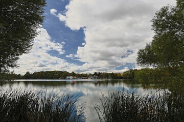 Idylle am See / Sommer am See - Wolkenspiegelung im Wasser (Kiessee - G&ouml;ttingen)
