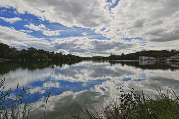 Idylle am See / Sommer am See - Wolkenspiegelung im Wasser (Kiessee - G&ouml;ttingen)