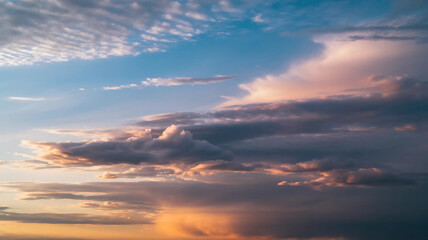 Obraz premium Morning Sky Panorama with Light Stratus Layers Over Horizon