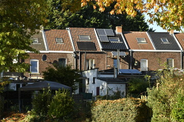 Maisons traditionnelles longeant l'ancien canal du Centre à Houdeng-Goegnies (La Louvière) 