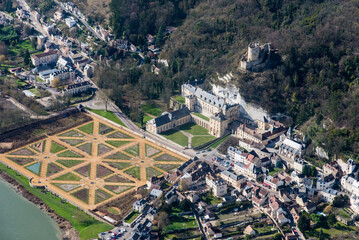vue aérienne du château de La Roche Guyon en France