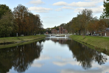 L'ancien canal du Centre sous l'ombre d'un nuage à Bracquegnies (La Louvière)