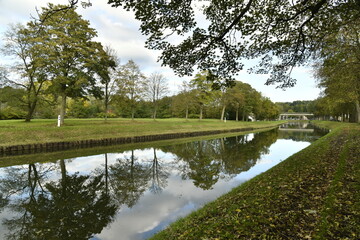 Reflet des arbres dans les eaux calmes de l'ancien canal du Centre à Bracquegnies (La Louvière)