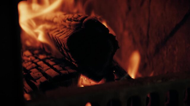 Warmes Feuer im Kamin