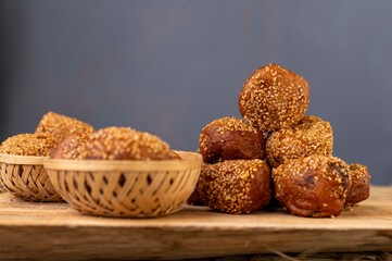Anarsa is a traditional Bihari sweet made from rice flour, jaggery, and sesame seeds. Crispy on the outside and soft inside, it’s a festive delicacy prepared especially during Diwali celebrations.