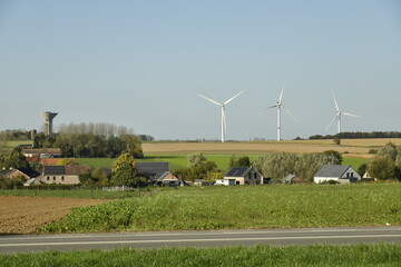Fototapeta premium Éoliennes dominant un paysage rural en automne à Ghislenghien (Ath)