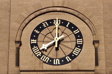 Fototapeta premium Grosse Kirchen Uhr
