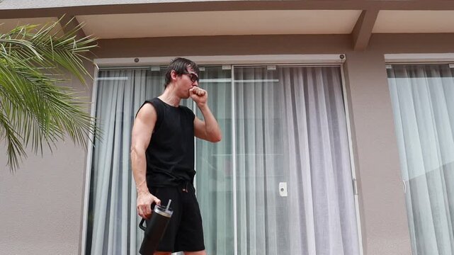homem com tose 