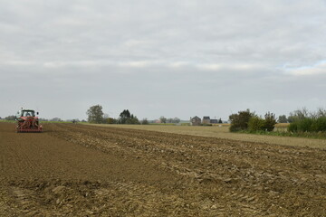 Fototapeta premium Tracteur labourant un champ à Hellebecq (Silly)