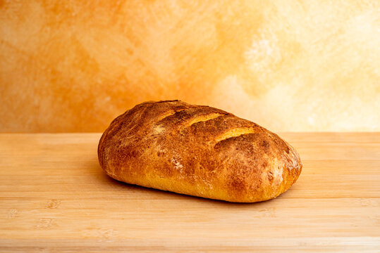 Pagnotta di pane di semola su tavola di legno chiara