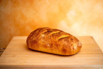 Pane giallo fatto in casa su tagliere