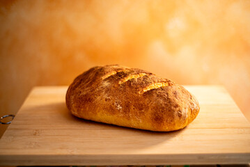 Pane di semola fatto in casa su tagliere casalingo
