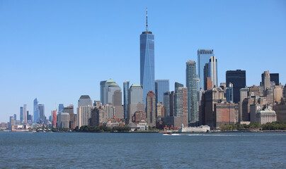 Obraz premium manhattan skyline from battery park to wtc seen from boat in ocean