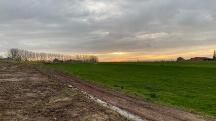 Lumière du coucher de soleil en automne à Écaussinnes d'Enghien (Soignies)