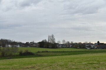 Ciel gris en fin de journ&eacute;e d'hiver sur un paysage rural &agrave; &Eacute;caussinnes d'Enghien (Soignies)