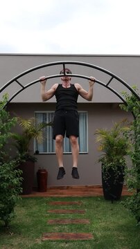 homem forte treina em barras ao ar livre 