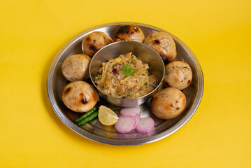 Litti Chokha, the iconic dish of Bihar, is made of wheat balls stuffed with spiced sattu, roasted over fire, and served with mashed potato, brinjal, and tomato. It’s a rustic, flavorful, and cultural 