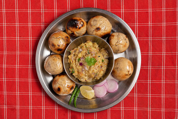 Litti Chokha, the iconic dish of Bihar, is made of wheat balls stuffed with spiced sattu, roasted over fire, and served with mashed potato, brinjal, and tomato. It’s a rustic, flavorful, and cultural 