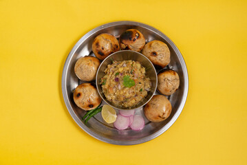 Litti Chokha, the iconic dish of Bihar, is made of wheat balls stuffed with spiced sattu, roasted over fire, and served with mashed potato, brinjal, and tomato. It’s a rustic, flavorful, and cultural 