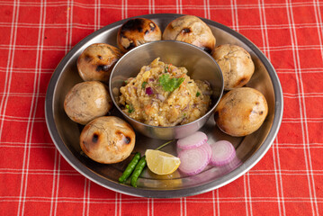 Litti Chokha, the iconic dish of Bihar, is made of wheat balls stuffed with spiced sattu, roasted over fire, and served with mashed potato, brinjal, and tomato. It’s a rustic, flavorful, and cultural 