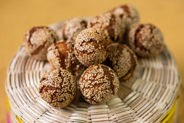 Anarsa, a traditional sweet from Bihar, is made with rice flour and jaggery or sugar, often topped with sesame seeds. Crispy outside and soft inside, it’s a festive delicacy enjoyed on special occasio
