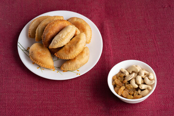 Gujhia, also called Pedakiya or Purukiya in Bihar, is a festive sweet made of flour pockets stuffed with khoya, coconut, and dry fruits. Deep-fried to golden perfection, it’s a Holi and Diwali favorit