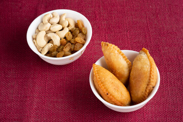 Gujhia, also called Pedakiya or Purukiya in Bihar, is a festive sweet made of flour pockets stuffed with khoya, coconut, and dry fruits. Deep-fried to golden perfection, it’s a Holi and Diwali favorit