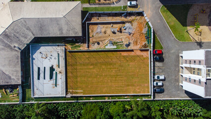 Obraz premium Construção Empreiteiro Alambrado Cerca Condomínio Residencial Centro Esportivo Quadras Futsal Campo Futebol Beach Tennis Instalação Arquitetura Engenharia Estrutura Obras Projeto Material Segurança