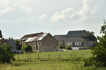 Fototapeta premium L'une des fermes traditionnelles avec ajouts de maisons récentes convertie en co-propriétés à Ghislenghien (Ath)