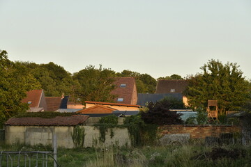 Maisons er fermes sous les derniers rayons du coucher de soleil à Écaussinnes d'Enghien (Soignies)